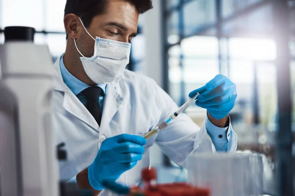 Wer die Kunst der Medizin liebt, liebt die Menschheit. Schnappschuss eines jungen männlichen Wissenschaftlers, der in einem Labor arbeitet. — Stockfoto