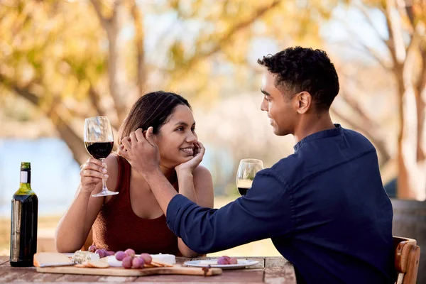 Rendez-vous à la ferme avec mon leader. Tournage d'un jeune couple qui boit du vin à un rendez-vous dans une exploitation viticole. — Photo