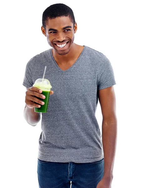 Zöld smoothie jóság. Stúdió felvétel egy jóképű fiatalember élvezi a gyümölcs smoothie. — Stock Fotó