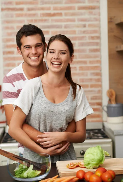 O ingrediente secreto deles é o amor. Retrato de um atraente jovem casal de ligação na cozinha. — Fotografia de Stock
