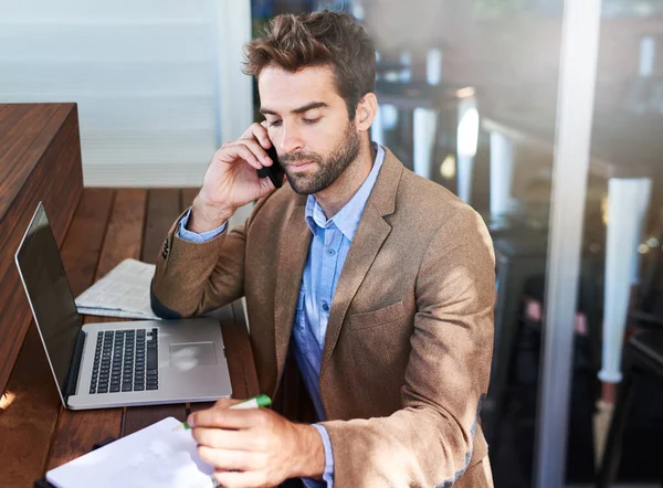 Er weiß, wie es geht. Aufnahme eines jungen Unternehmers, der in einem Café telefoniert. — Stockfoto