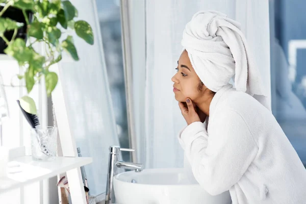 My daily beauty routine. Shot of a young woman going through her beauty routine at home. — Stock Photo, Image