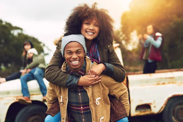 Du är bara ung en gång. Porträtt av ett lyckligt ungt par njuter av vintern vädret utanför. — Stockfoto