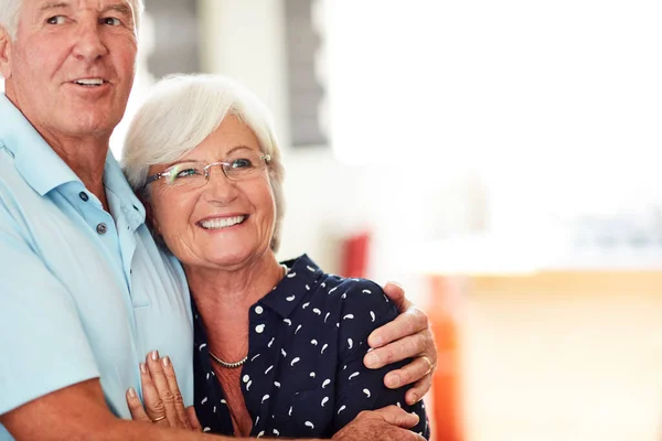 Geluk is trouwen met je beste vriend. Gehakt schot van een senior paar die samen staan. — Stockfoto