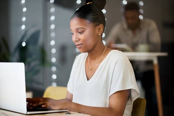 Het café inspireert haar om productief te blijven. Foto van een jonge vrouw met een laptop in een café. — Stockfoto