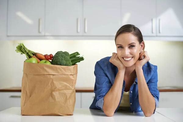 健康的な食事のために必要なものはすべて。台所に野菜のある若い女性. — ストック写真