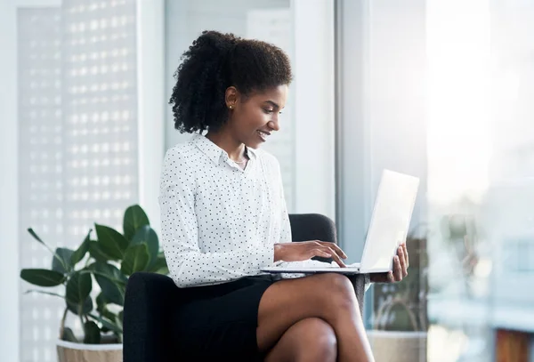 Trasforma i tuoi sogni di carriera in realtà. Girato di una giovane donna d'affari che utilizza un computer portatile in un ufficio moderno. — Foto Stock