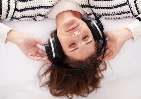 Poslouchám nějaké uklidňující soundtracky. Oříznutý záběr krásné mladé ženy poslouchající hudbu doma. — Stock fotografie