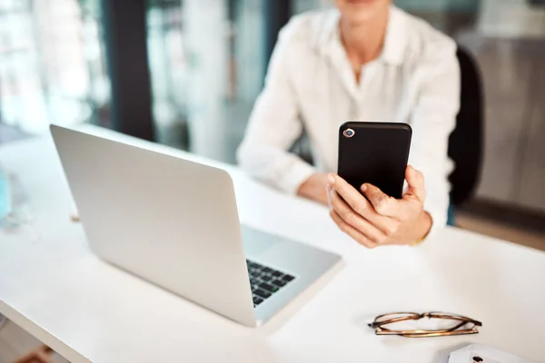 Ihre Verbindungen nutzen, um voranzukommen. Nahaufnahme einer unkenntlichen Geschäftsfrau mit Handy und Laptop in einem Büro. — Stockfoto