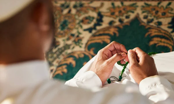 Mijn geloof vinden, waar ik nu ben. Schot van een onherkenbare moslim man biddend in een moskee. — Stockfoto