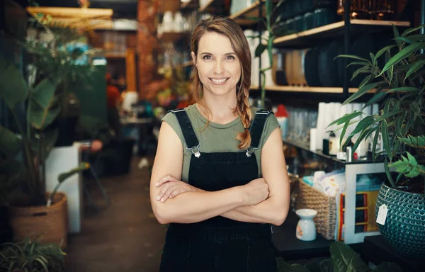 I am proud of myself. Cropped portrait of an attractive young business owner standing in her floristry alone with her arms folded. — Foto de Stock