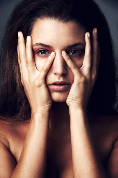 Encore un joli portrait du visage. Portrait studio d'une jolie jeune femme posant sur un fond gris. — Photo