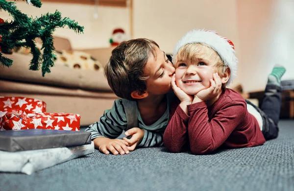 Télapó ajándék idén nincs testvéri rivalizálás. Lelőttek egy imádnivaló kisfiút, aki megcsókolta a bátyját, miközben arra várt, hogy kinyissa a karácsonyi ajándékát.. — Stock Fotó