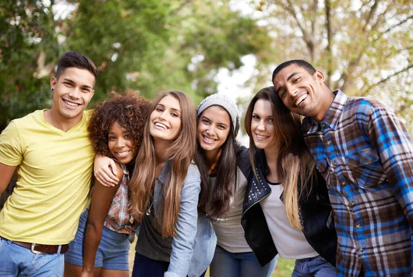 Göra det bästa av sin semester. Porträtt av en grupp unga vänner som står tillsammans utanför. — Stockfoto
