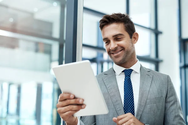 Blijf gemotiveerd en creatief. Foto van een professionele zakenman met behulp van een digitale tablet in zijn kantoor. — Stockfoto