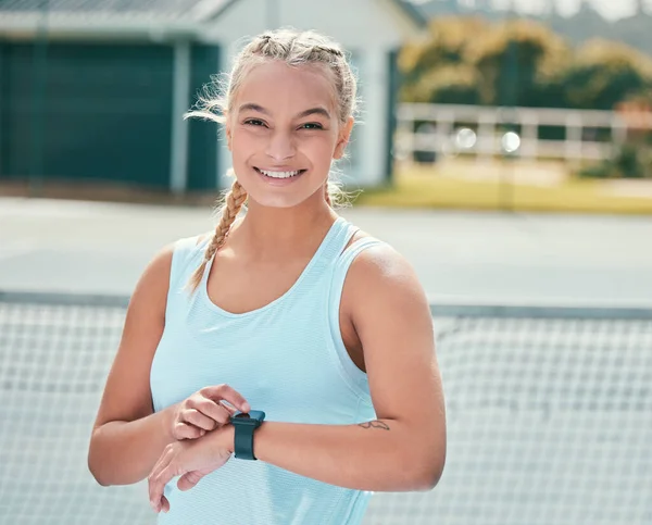 Ich komme immer zu meinem ersten Punkt. Aufnahme einer attraktiven jungen Frau, die allein steht und während des Tennistrainings ihre Uhr überprüft. — Stockfoto