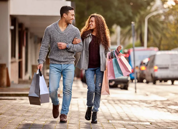 Det finns alltid tid för shopping. Full längd skott av en tillgiven ung par njuter av en shoppingrunda i staden. — Stockfoto