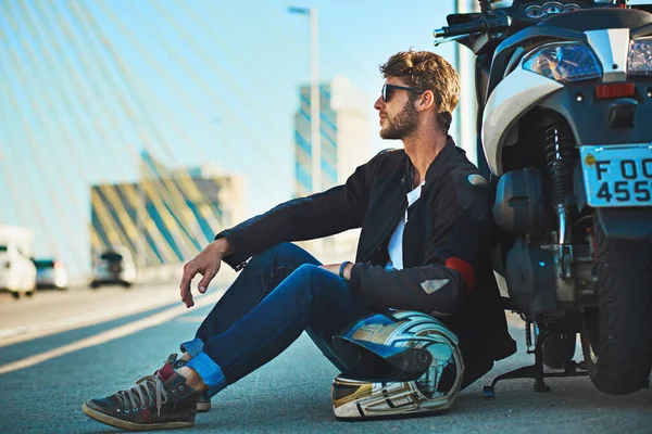 Каждая поездка это приключение. Снимок молодого человека на мотоцикле по городу. — стоковое фото
