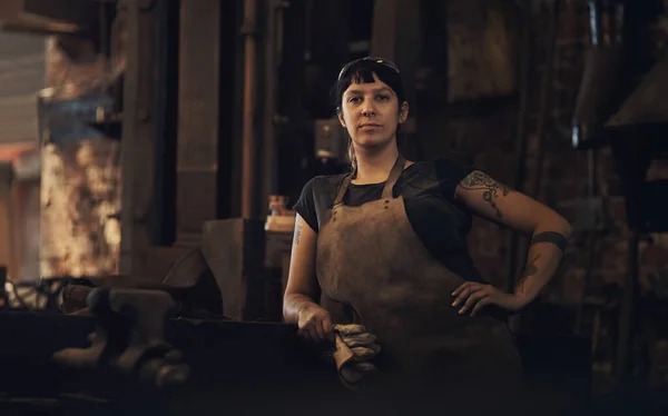 Watch me make magic with metal. Portrait of a confident young woman working at a foundry. — Stock Photo, Image