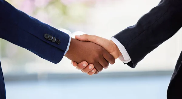 Benvenuto a bordo del partner. Colpo di due irriconoscibili uomini d'affari che stringono la mano in un ufficio moderno. — Foto Stock