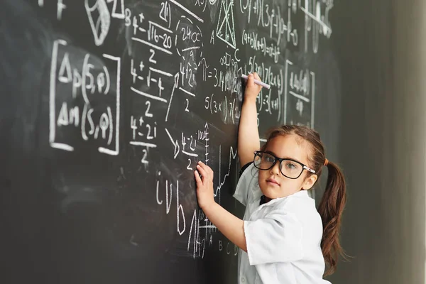 Ulehčují mi to. Zastřelen akademicky nadané mladé dívky řešení matematické rovnice. — Stock fotografie