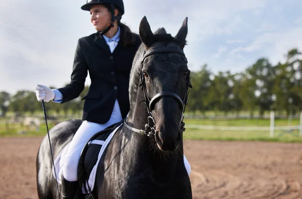 骑着马训练。一名年轻貌美的女骑师骑着她的马在农场里被人射杀了. — 图库照片