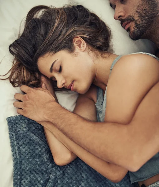Kollarında güvende. Sevecen bir çiftin yataklarında uyuduğu yüksek açılı bir fotoğraf.. — Stok fotoğraf