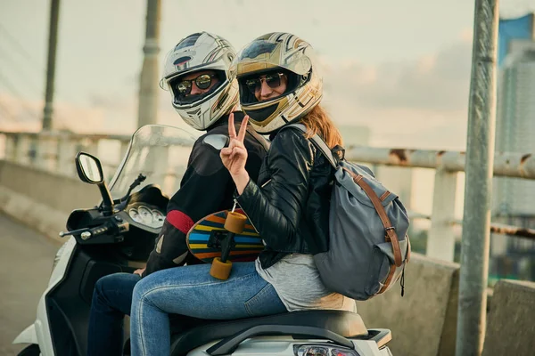 Путешествовать по городу в веселом смысле. Снимок молодой привлекательной пары, катающейся на скутере по городу. — стоковое фото