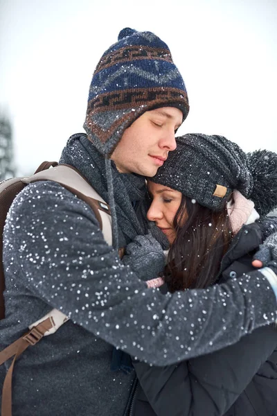 Ich werde dich warm halten. Aufnahme eines glücklichen jungen Paares, das sich im Schnee vergnügt. — Stockfoto