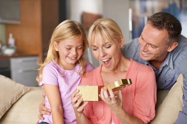 Exactly what I wanted. A little girl giving her mom a gift on her birthday. — Stock Photo, Image