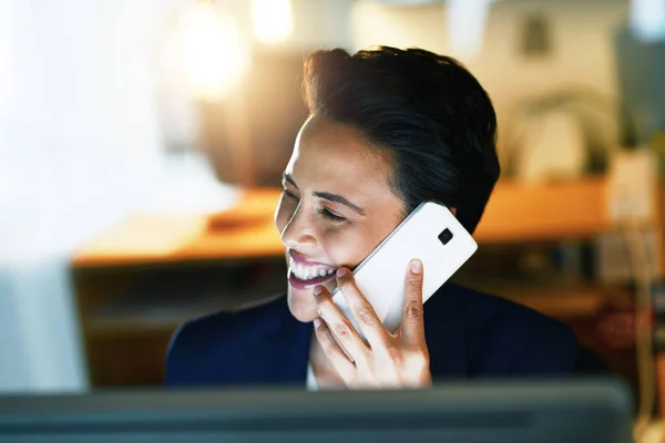 Ze wil dag en nacht over zaken praten. Shot van een jonge zakenvrouw praten op een mobiele telefoon tijdens het werken laat in een kantoor. — Stockfoto