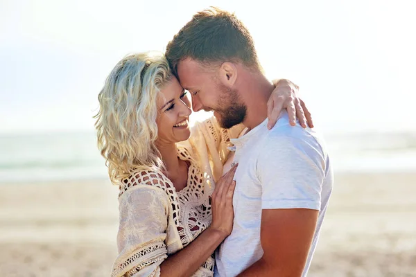 Älskar dig till stranden och tillbaka. Beskuren bild av n tillgiven par tillbringar dagen på stranden. — Stockfoto