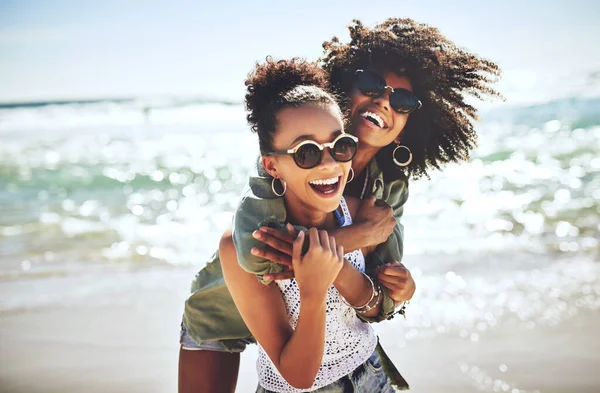 We missed the beach. Shot of two girlfriends enjoying themselves at the beach. —  Fotos de Stock
