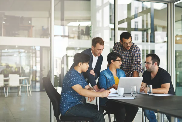 Ideeën uit elkaar stuiteren. Opname van een groep collega 's die vergaderen in de bestuurskamer. — Stockfoto