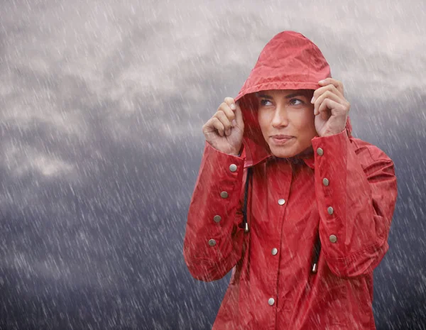 İyi ki yağmurluğumu giymişim. Çekici genç bir kadının yağmurda dikilirken görüntüsü.. — Stok fotoğraf