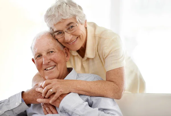 E 'il mio primo e ultimo. Una coppia anziana a casa insieme. — Foto Stock