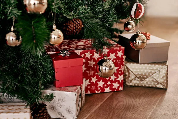 Alle har en gave som venter på dem. Sprengt bilde av julegaver under et juletre som skal åpnes om morgenen.. – stockfoto