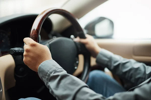 Je conduis seul. Prise de vue des mains sur un volant en conduisant. — Photo