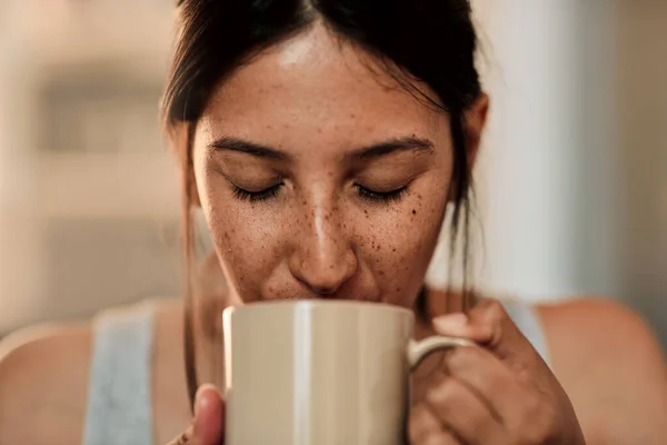 İyi bir gün iyi bir kahveyle başlar. Evde bir fincan kahve içen genç bir kadının fotoğrafı.. — Stok fotoğraf