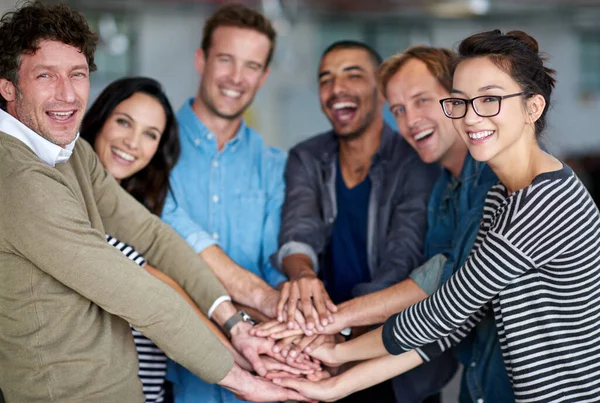 Qué equipo. Retrato de un feliz grupo de compañeros de trabajo sosteniendo sus manos juntas en unidad. —  Fotos de Stock