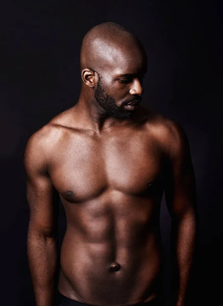 Bu bir erkeğin mükemmel bir örneğidir. Siyah üzerine izole edilmiş üstsüz kaslı bir adamın kırpılmış görüntüsü.. — Stok fotoğraf