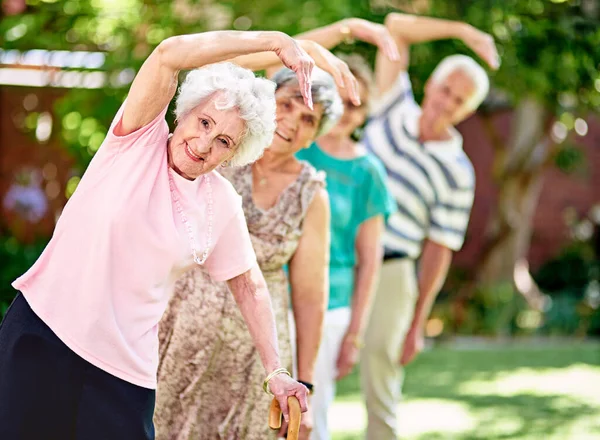 Az aktív élet az egészséges nyugdíjazás kulcsa. Egy csapat mosolygó végzős lövöldözött odakint.. — Stock Fotó