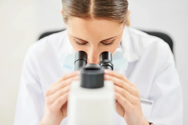 A curiosidade é a chave para compreender o mundo. Foto cortada de uma jovem cientista trabalhando em um laboratório. — Fotografia de Stock