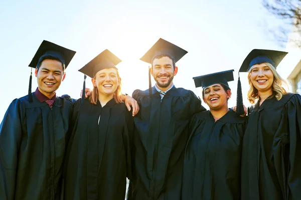 Wat een mijlpaal is dit voor ons. Portret van een groep studenten op de afstudeerdag. — Stockfoto