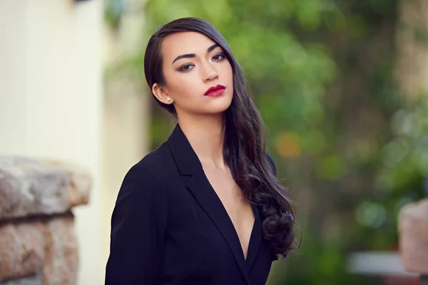 Op straat gezien. Outdoor portret van een elegante jonge vrouw in een vrouwelijk pak. — Stockfoto