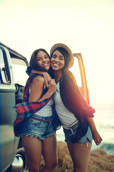 Tout le monde a besoin d'un copain de route et elle la mienne. Prise de vue de deux amis affectueux s'arrêtant à la plage pendant leur voyage. — Photo