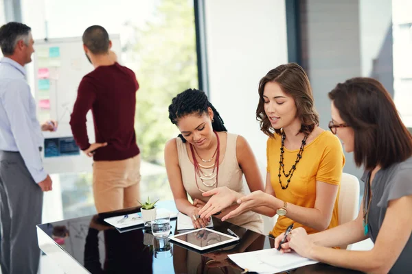 Juntando sus cabezas. Recorte de un grupo de empresarios en una reunión. — Foto de Stock