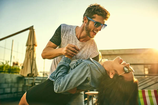 Alguns dos momentos mais românticos são espontâneos. Tiro de um jovem casal carinhoso dançando juntos ao ar livre. — Fotografia de Stock