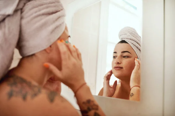 Quello che fai e 'un riflesso di te. Girato di una giovane donna attraente che ispeziona il suo viso nello specchio del bagno. — Foto Stock
