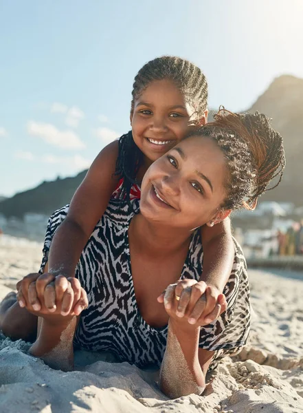 To nasz jedyny dzień. Portret matki i jej córeczki cieszących się dobrym czasem spędzonym razem na plaży. — Zdjęcie stockowe